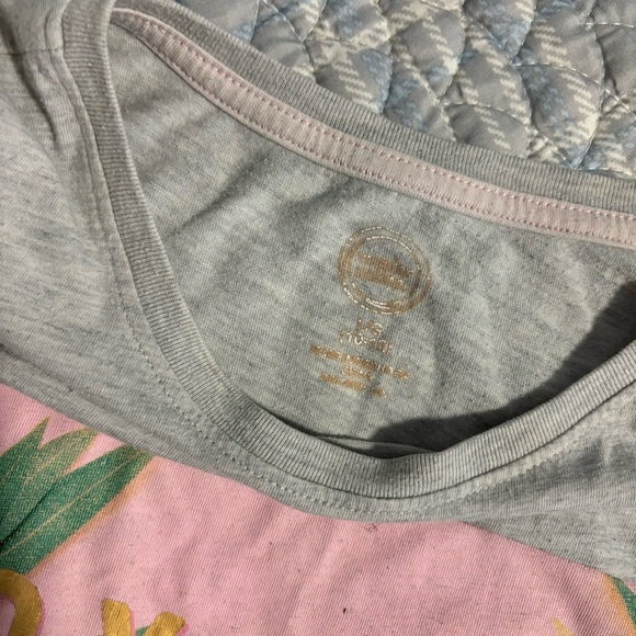 Gray Graphic Tee with Tropical Print, size 10-12 - Picture 2 of 2